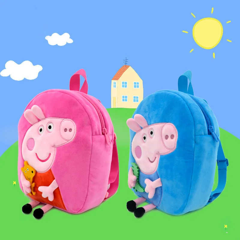 Niña sosteniendo la mochila de Peppa Pig