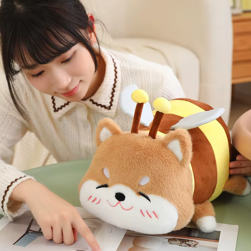 Peluche abeja Capybara Shiba Inu vista frontal