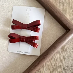 Pinza de pelo infantil roja con lazo de terciopelo y lentejuelas