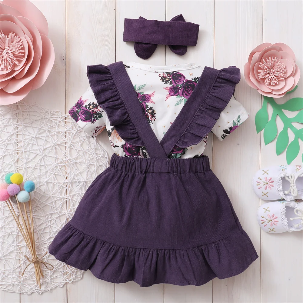 Detalle del mono floral de manga corta para niña