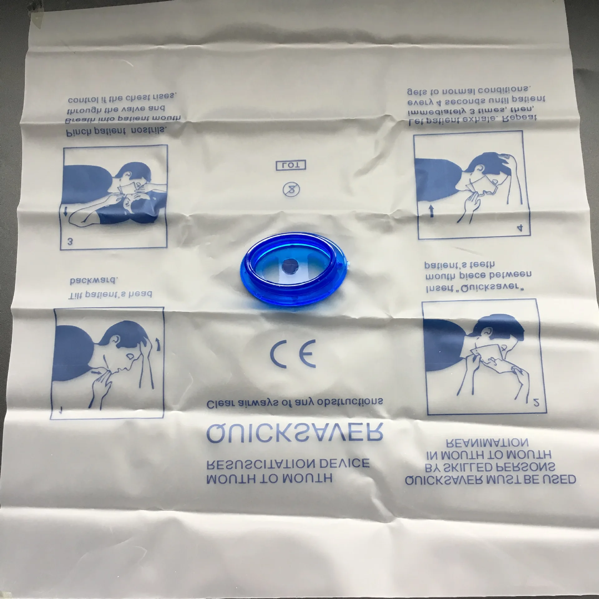 Mascarilla desechable junto a otros elementos de un botiquín básico