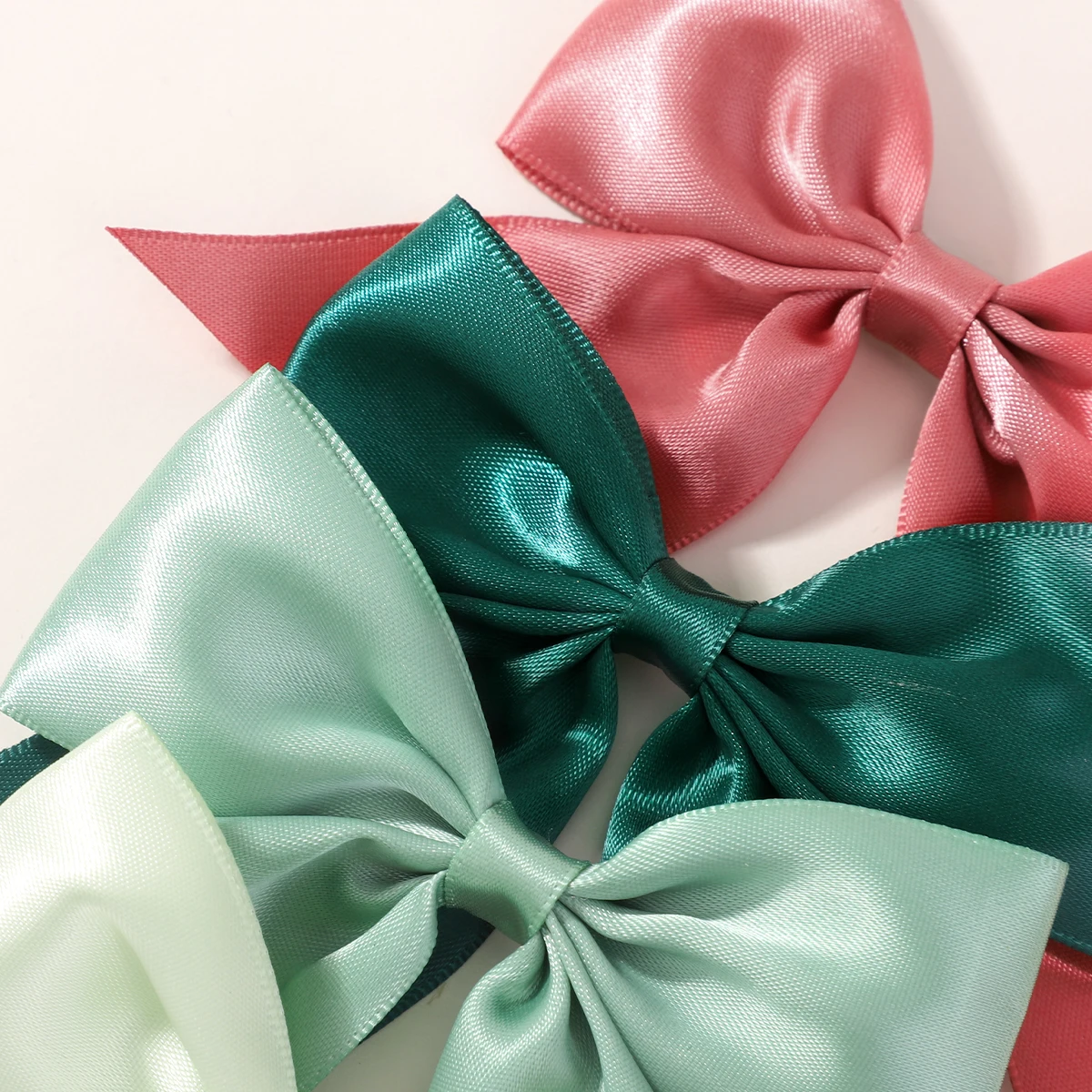 Detalle de las horquillas con lazo de colores sólidos