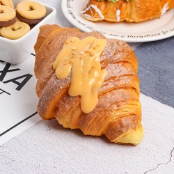 Juguete antiestrés blando con forma de croissant para relajar