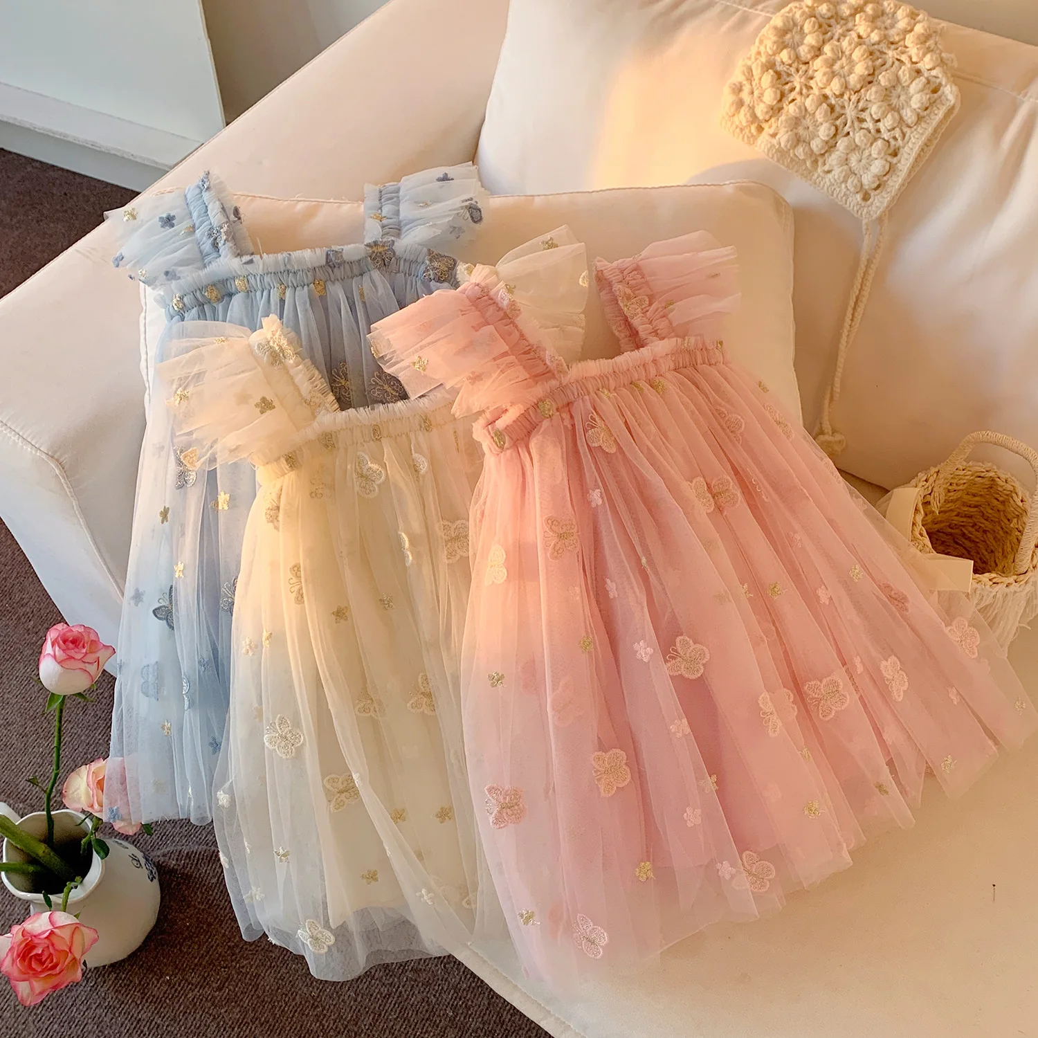 Vestido de verano para niña con bordado de mariposa y mangas volantes