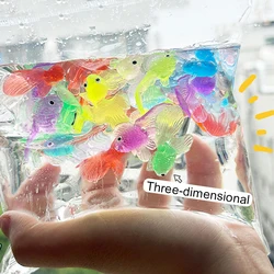 Adorno de acuario de goma con forma de pez dorado realista