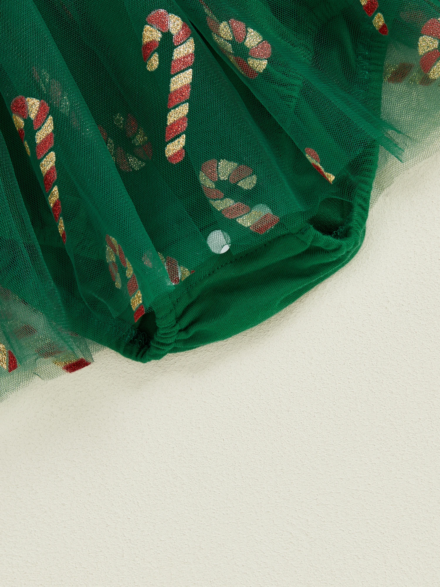 Detalle del bordado navideño integrado en la tela