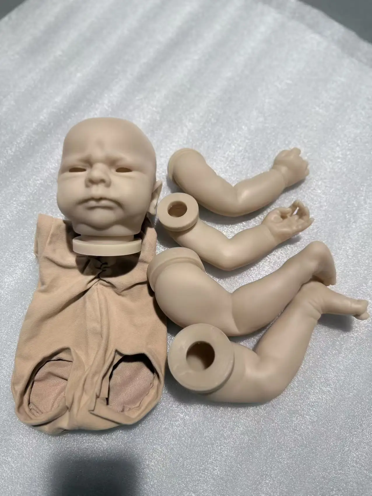 Kit muñeca reborn Kobi con cuerpo de tela y ojos