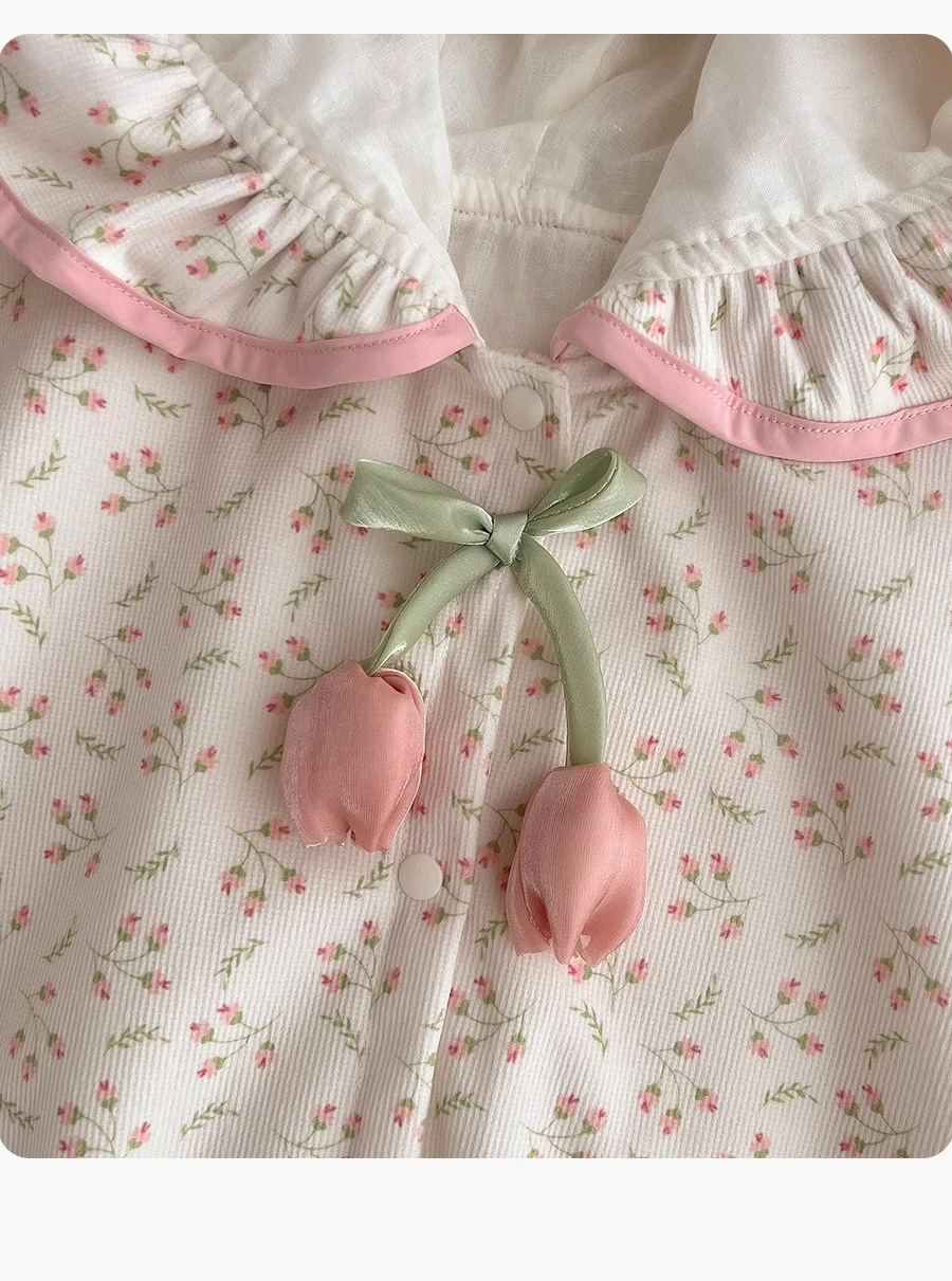 Capa puesta en una niña pequeña jugando al aire libre