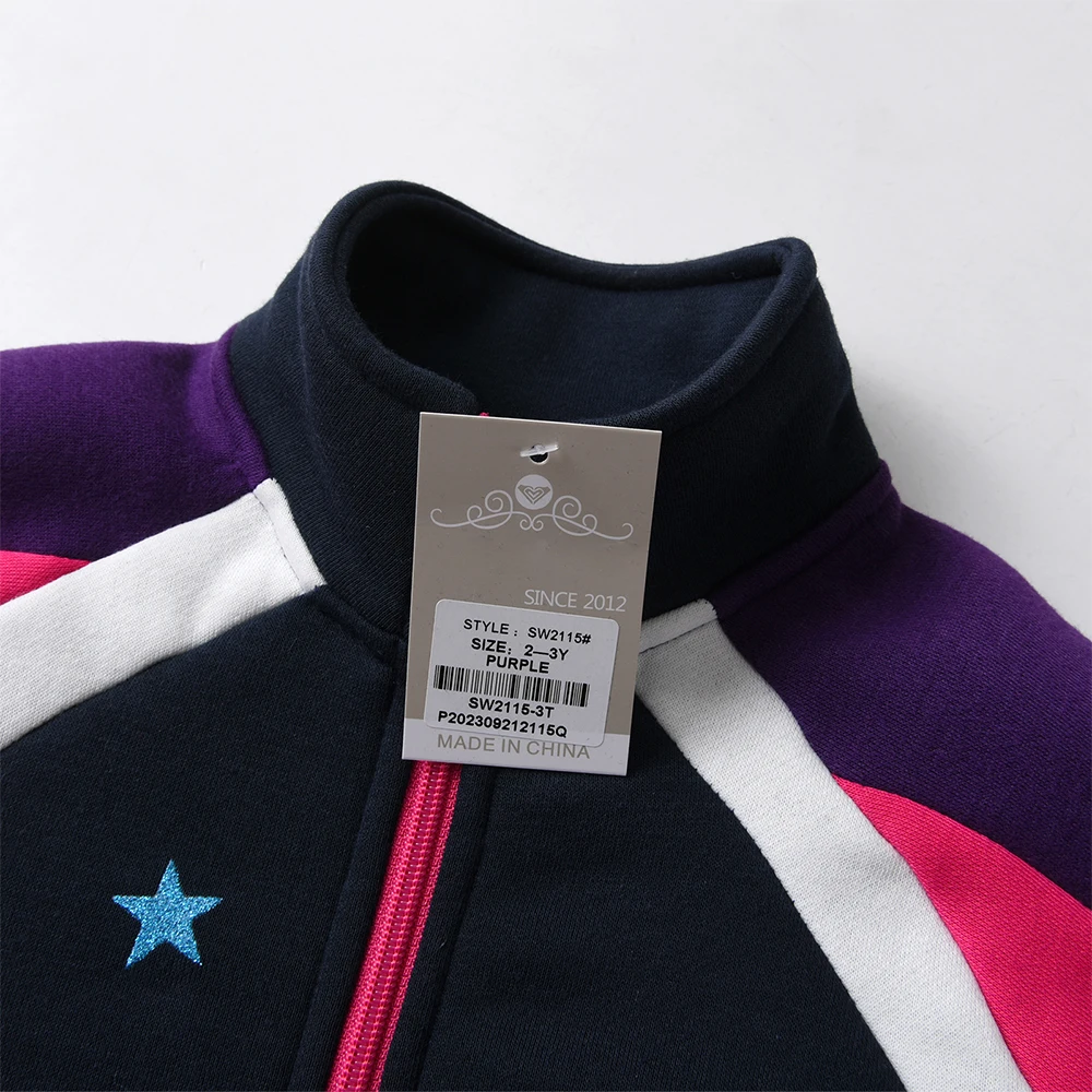 Modelo infantil llevando la chaqueta DXTON con cremallera