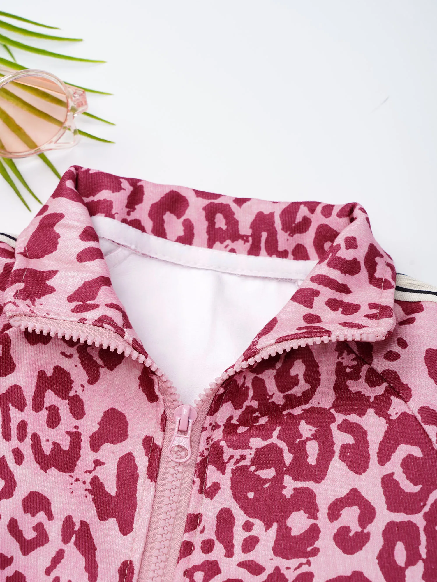 Conjunto chaqueta estampado leopardo para niña – Sudadera y pantalón