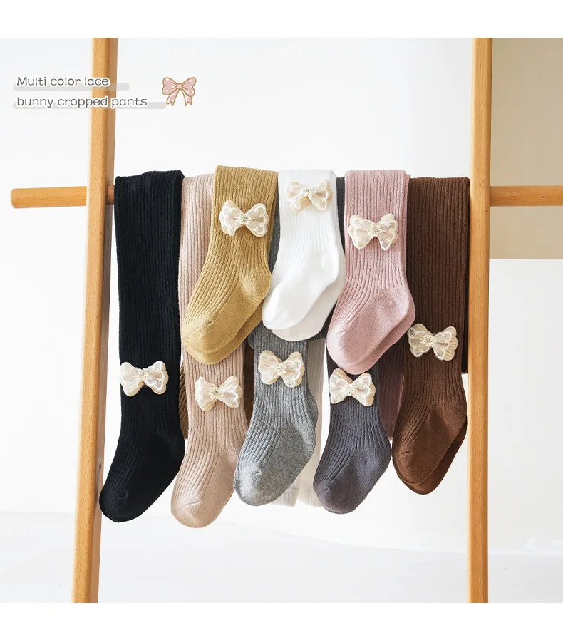 Pantimedias con lazo y diseño infantil