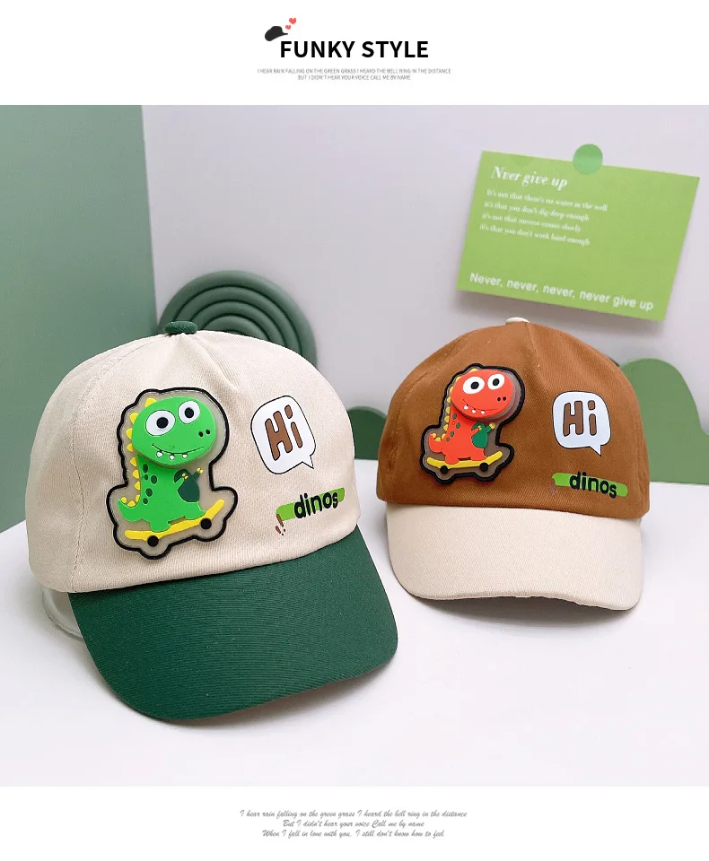 Detalle del diseño de dinosaurios en la gorra
