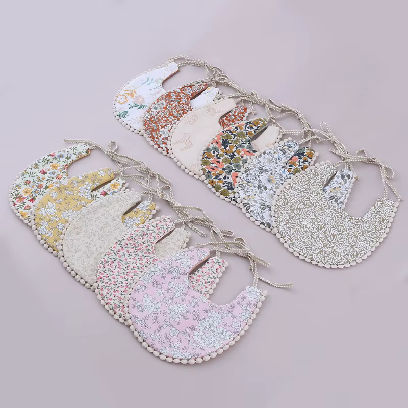 Pañuelo babero doble cara con borlas y estampado floral para bebé - imagen 2