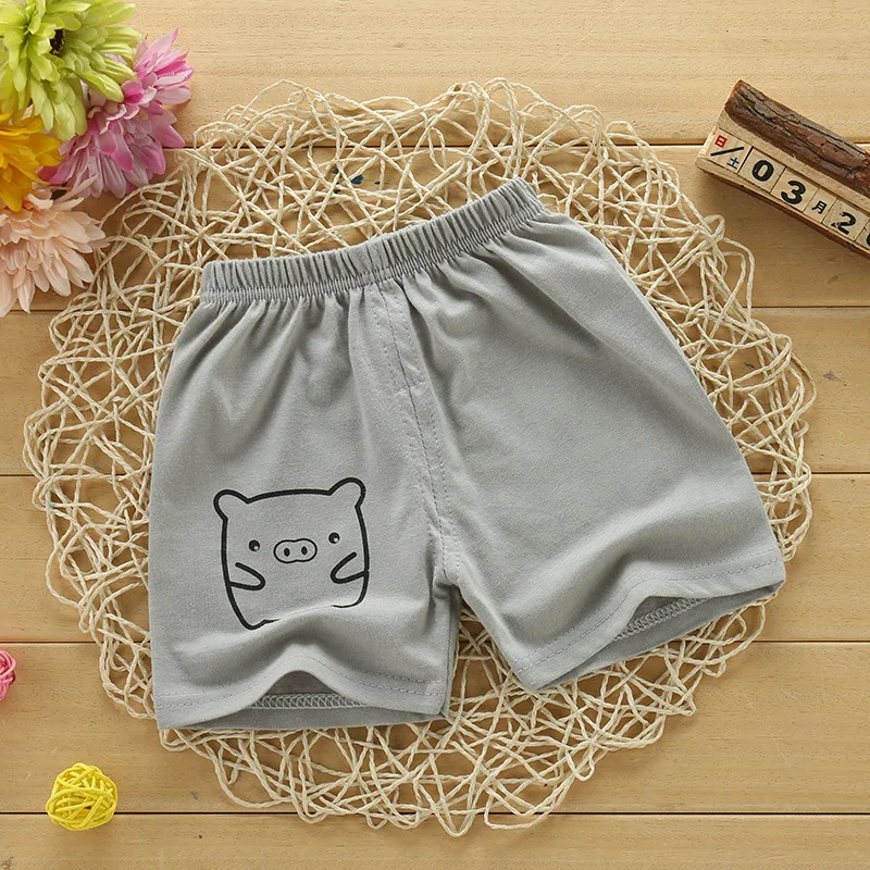 Detalle del tejido y caída del pantalón corto
