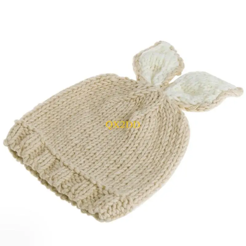 Bebé con el gorro durante la sesión de fotos