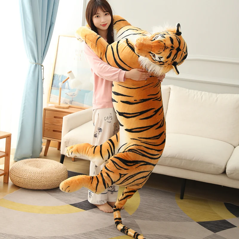 Tigre acostado sobre una cama infantil