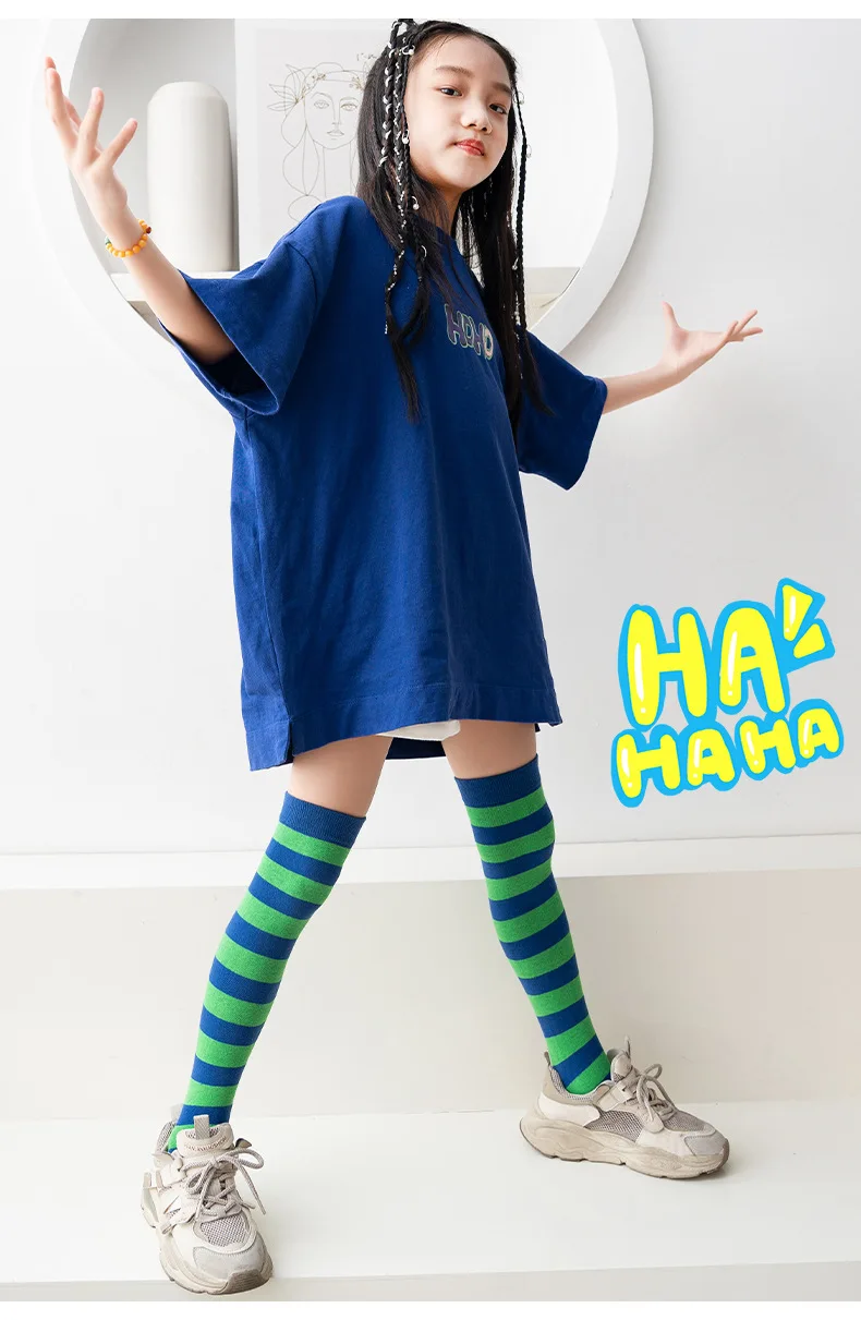 Calcetines altos con outfit infantil