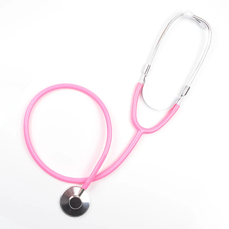 Niña jugando al médico con el set JOKEJOLLY en un entorno doméstico