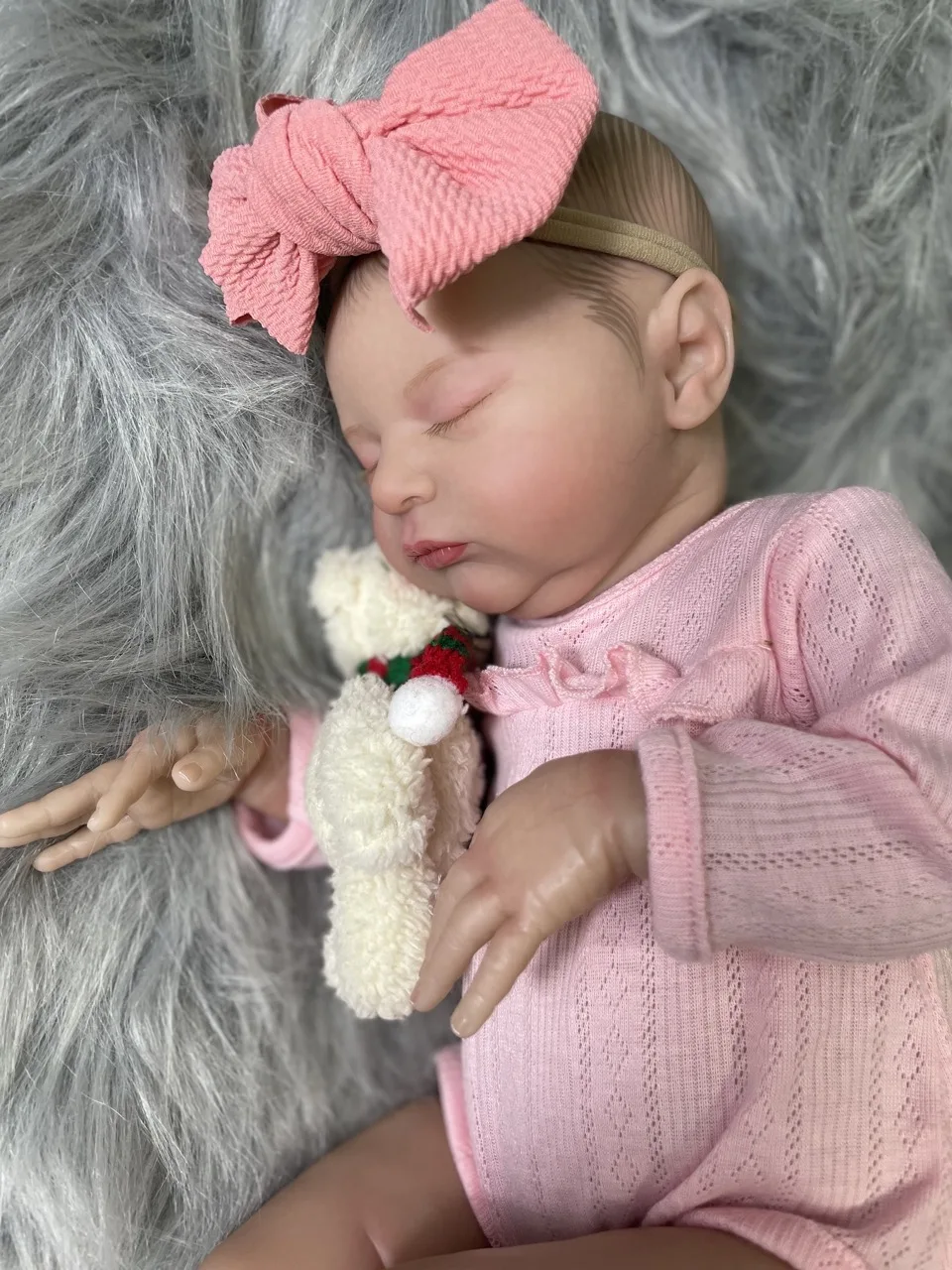 Detalle de los pies de rana y la postura de la muñeca