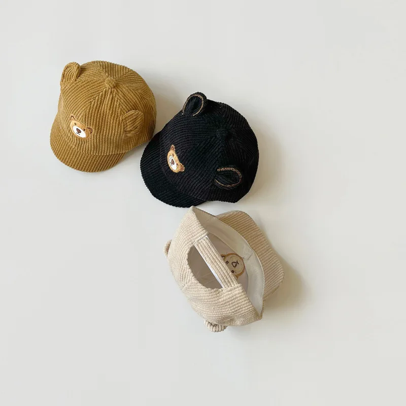 Gorro infantil con orejitas visto de diferentes ángulos
