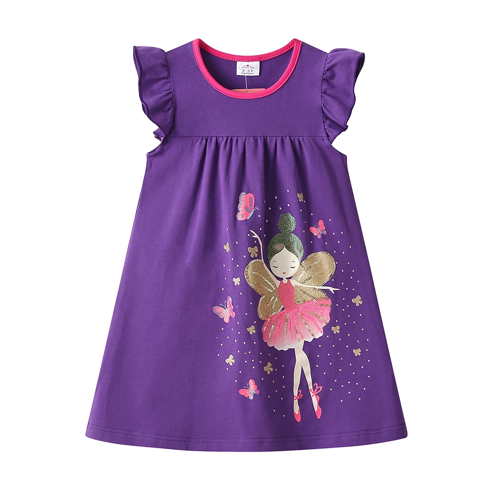 Niña usando el vestido en entorno de juego al aire libre