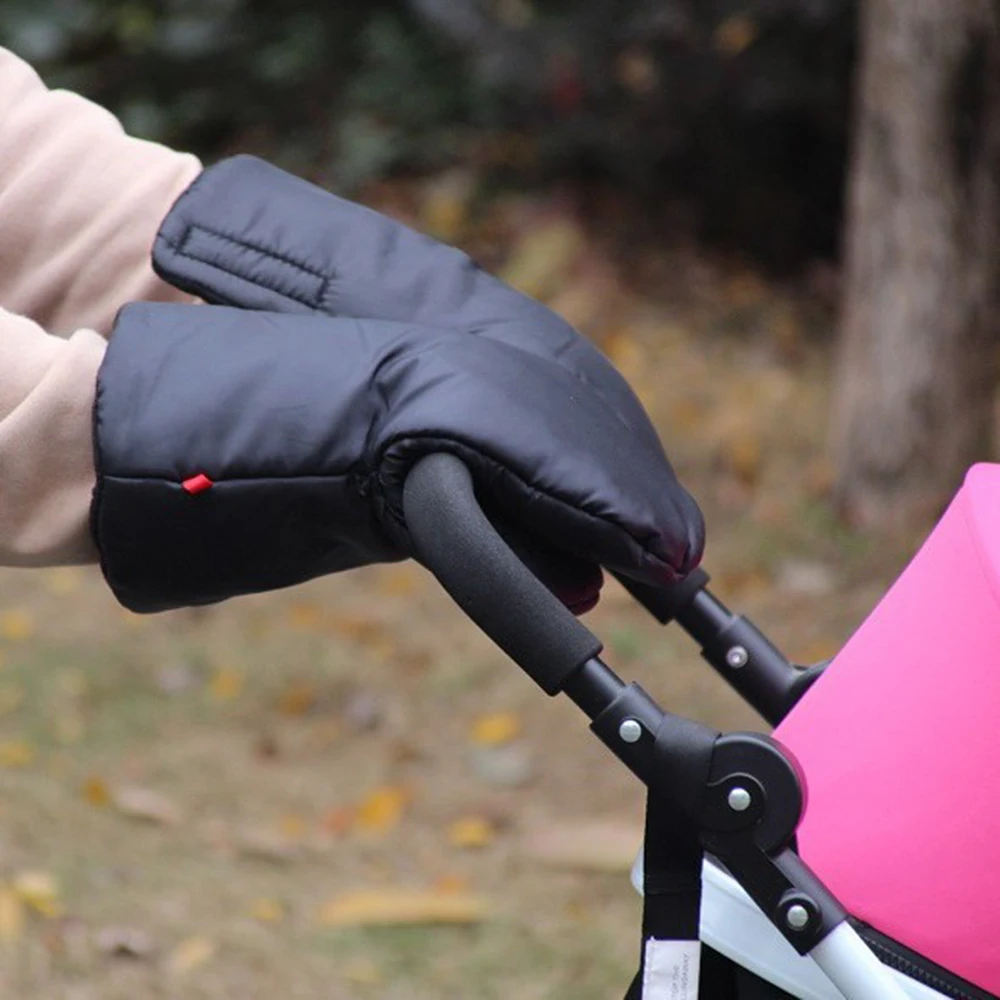 Guantes térmicos para cochecito instalados en el manillar