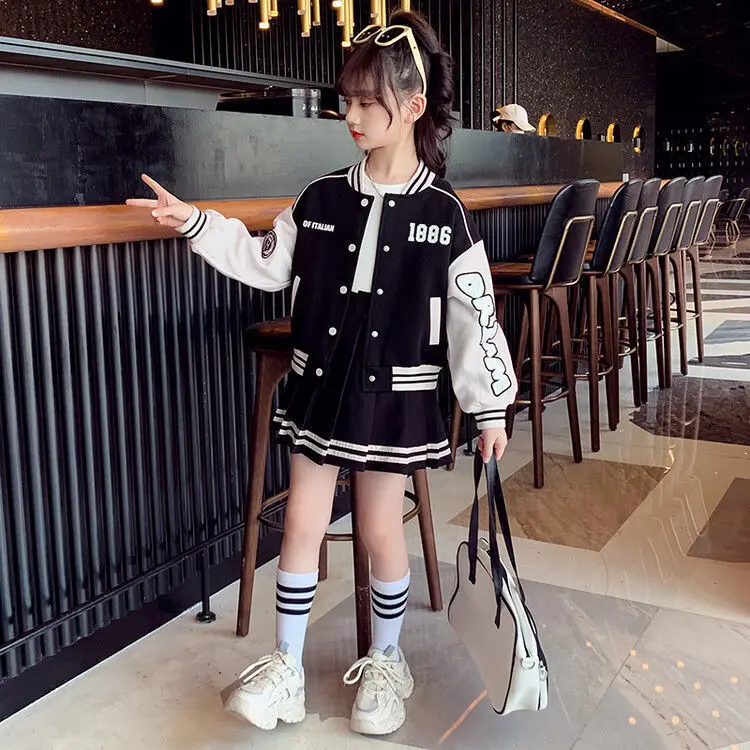 Conjunto béisbol para niña con chaqueta de letras y falda plisada - imagen 3