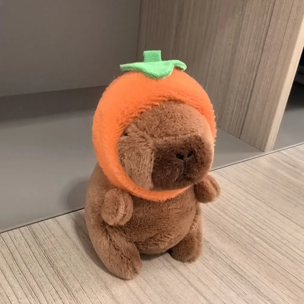 Capibara de peluche multicolor en una caja de regalo
