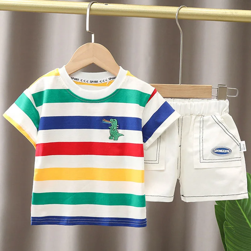 Conjunto de verano para niño pequeño a rayas con camiseta y bermudas