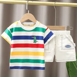 Conjunto de verano para niño pequeño a rayas con camiseta y bermudas