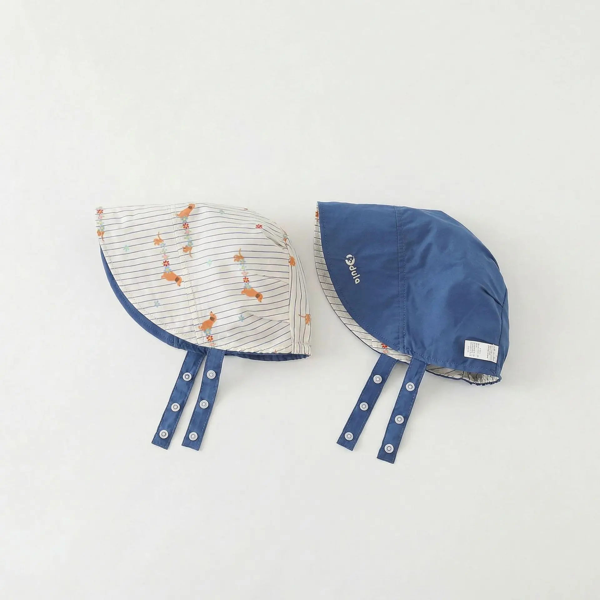 Sombrero infantil de ala ancha usado en exteriores durante primavera