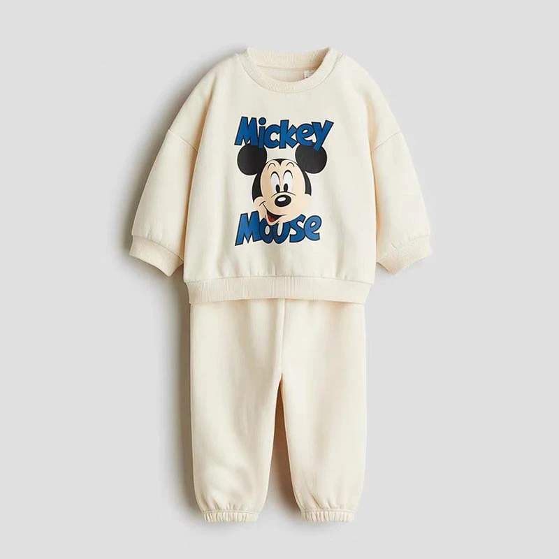 Niños y niñas vistiendo el disfraz de Disney de Mickey Mouse, conjunto de dos piezas con tops y pantalones sueltos