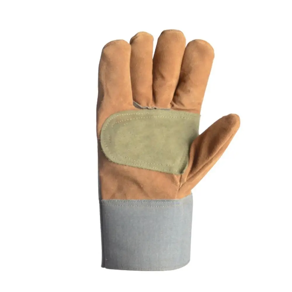 Detalle de los guantes de cuero