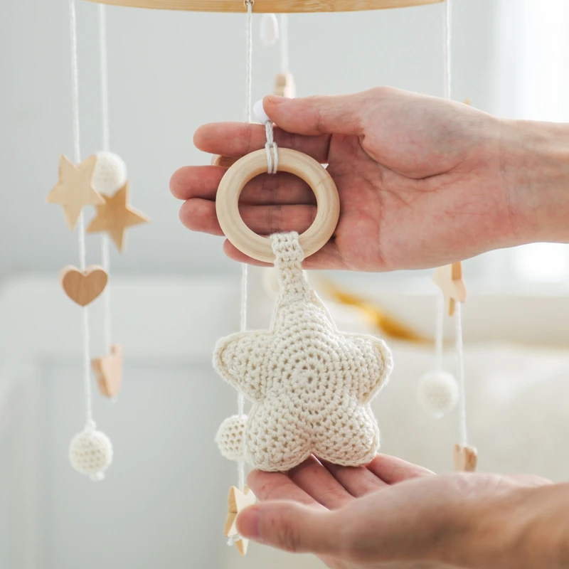 Campana móvil para cuna bebé con sonajero madera y colgante estrellas - imagen 5
