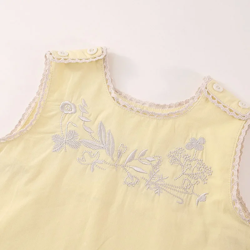 Conjunto verano niña: top sin mangas bordado y shorts - imagen 2