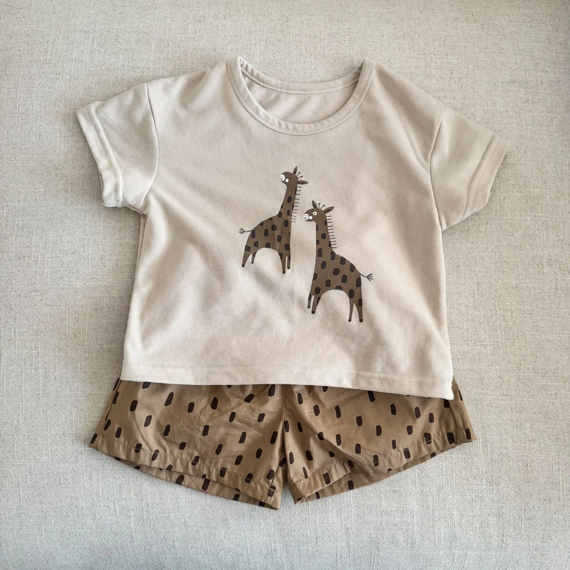 Conjunto de verano infantil con camiseta jirafa y short deportivo