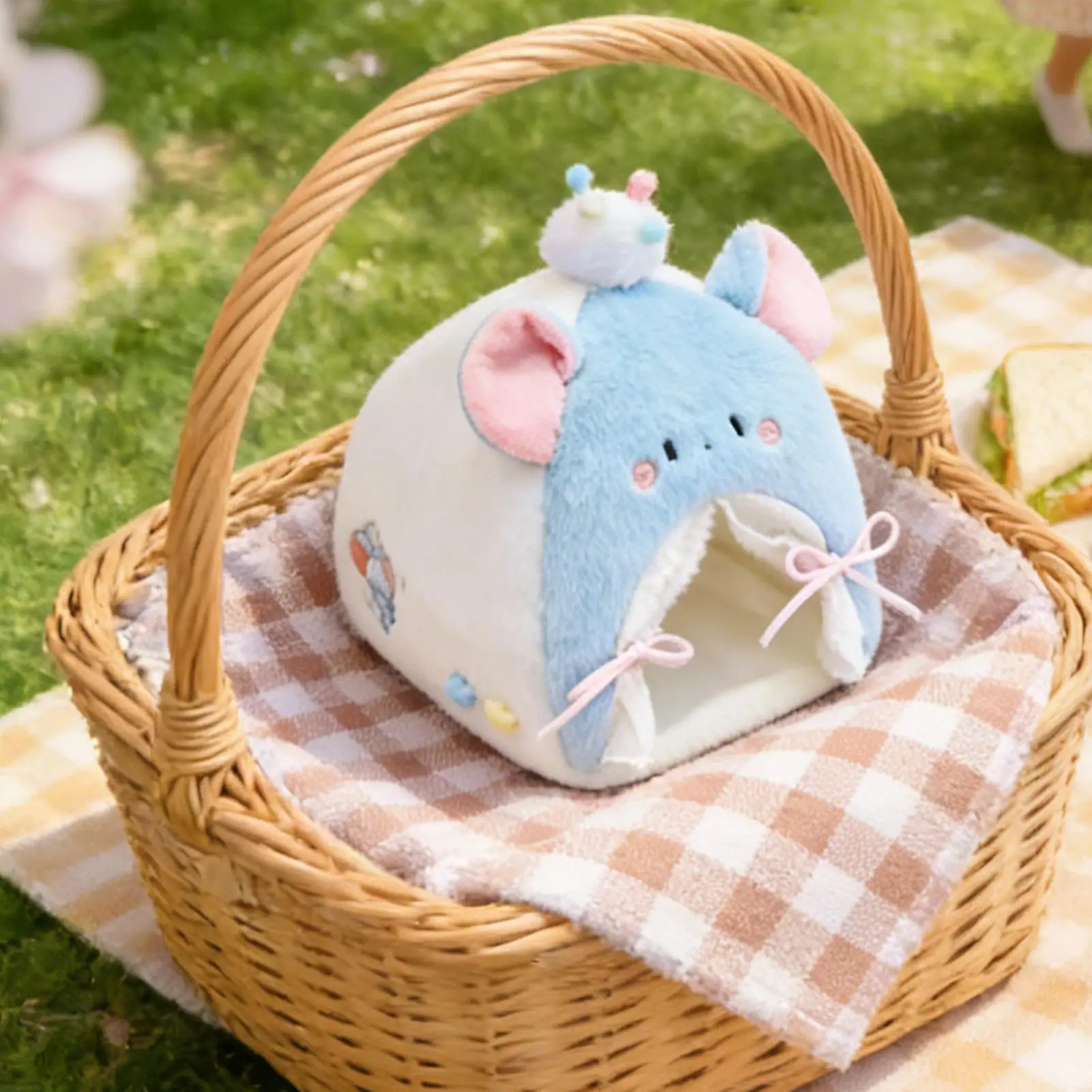 Escena de juego con varios peluches