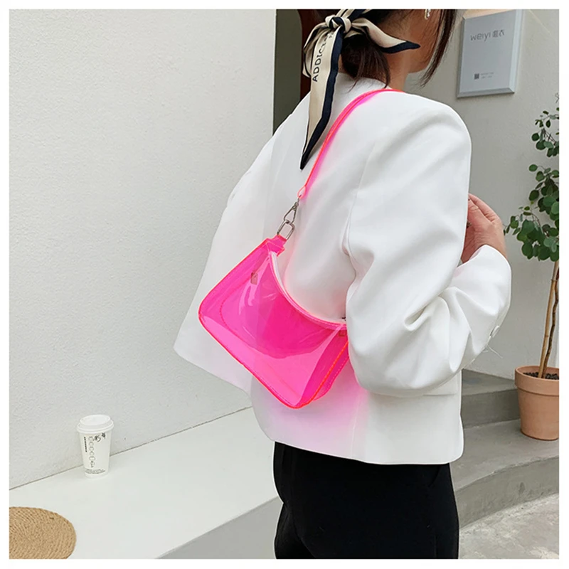 Bolso bandolera en uso con look casual