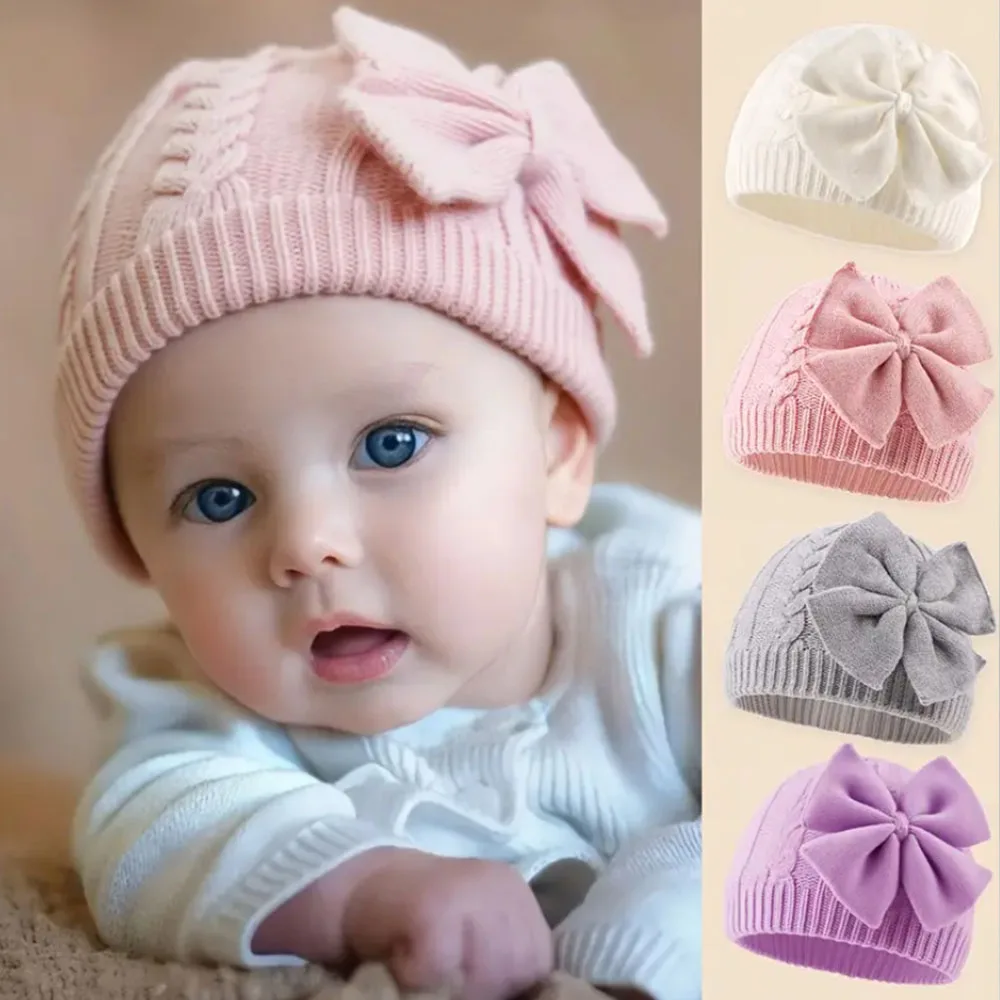 Detalle del gorro con lazo y orejeras