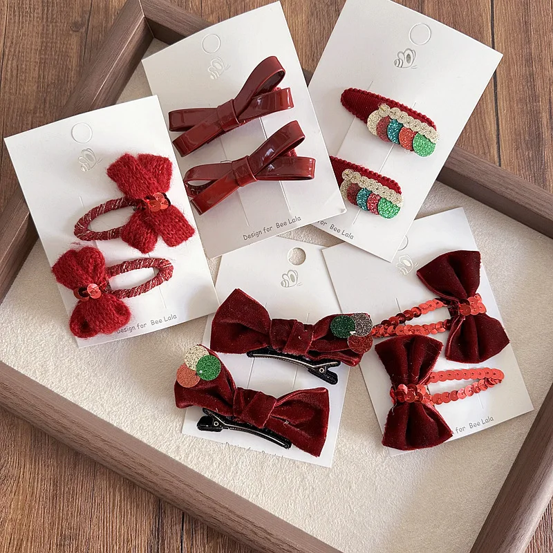 Pinza con acabado decorativo para peinados rápidos