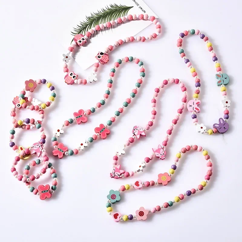 Collar artesanal con cuentas de colores pasteles y adornos de mariposas