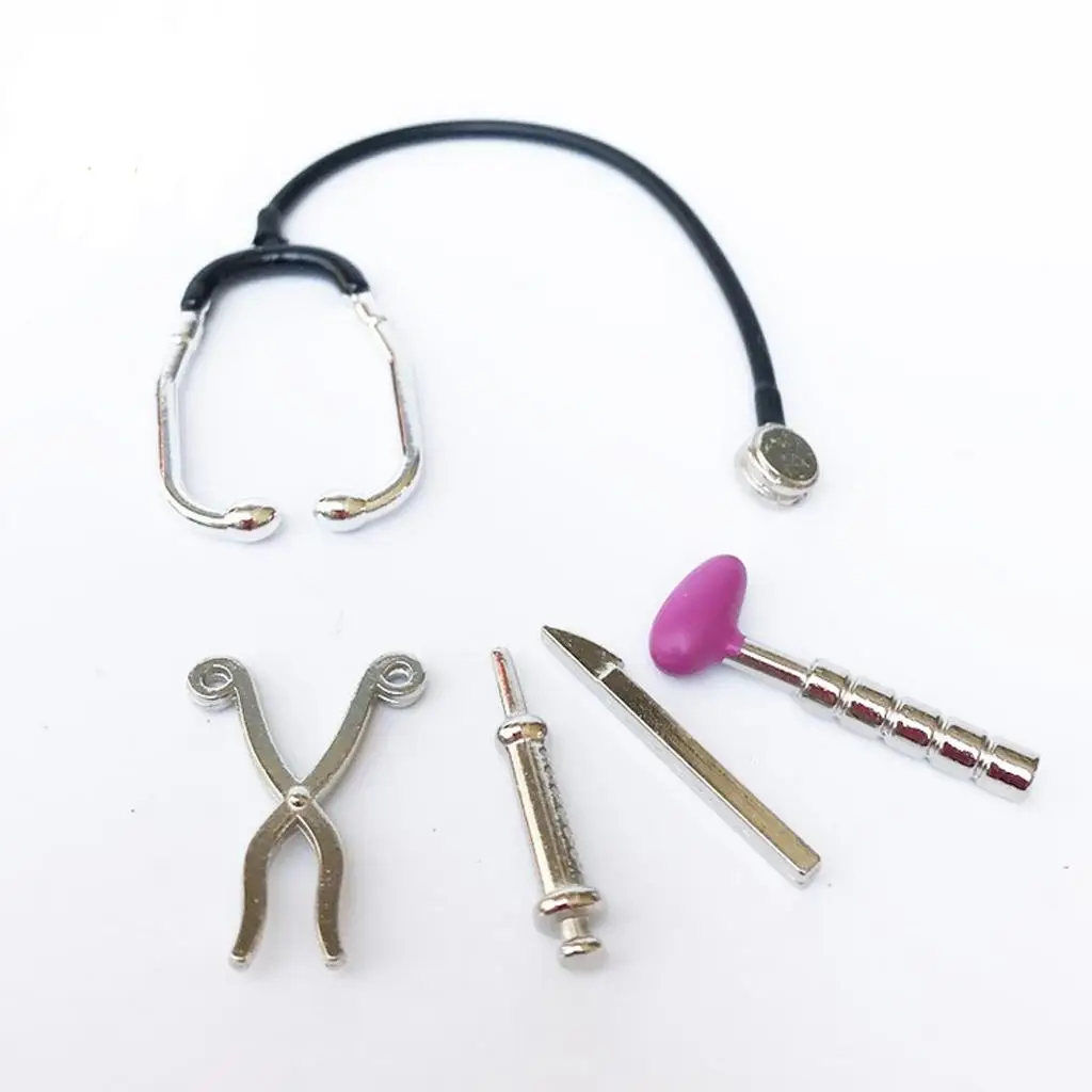 Accesorios de médico en miniatura colocados junto a una figura de muñeca