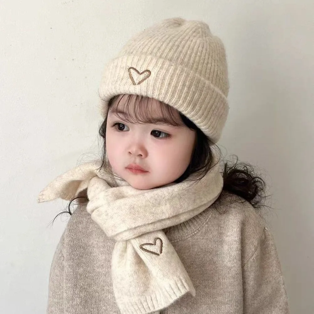 Conjunto gorro y bufanda de punto cálido con corazón bordado - imagen 5