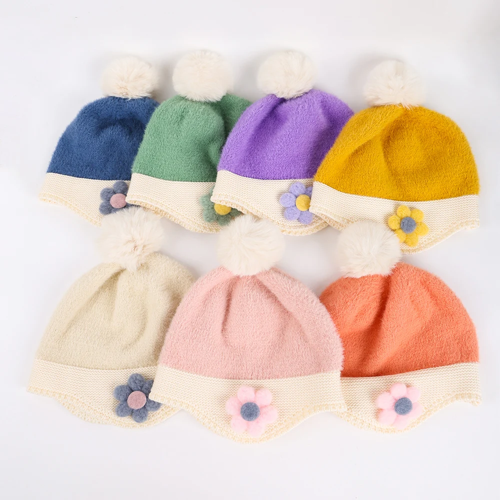 Gorro de bebé tejido cálido con orejeras y pompón floral - imagen 2