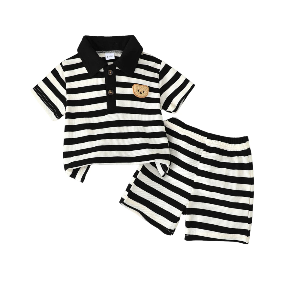 Bebé con conjunto a rayas de dos piezas