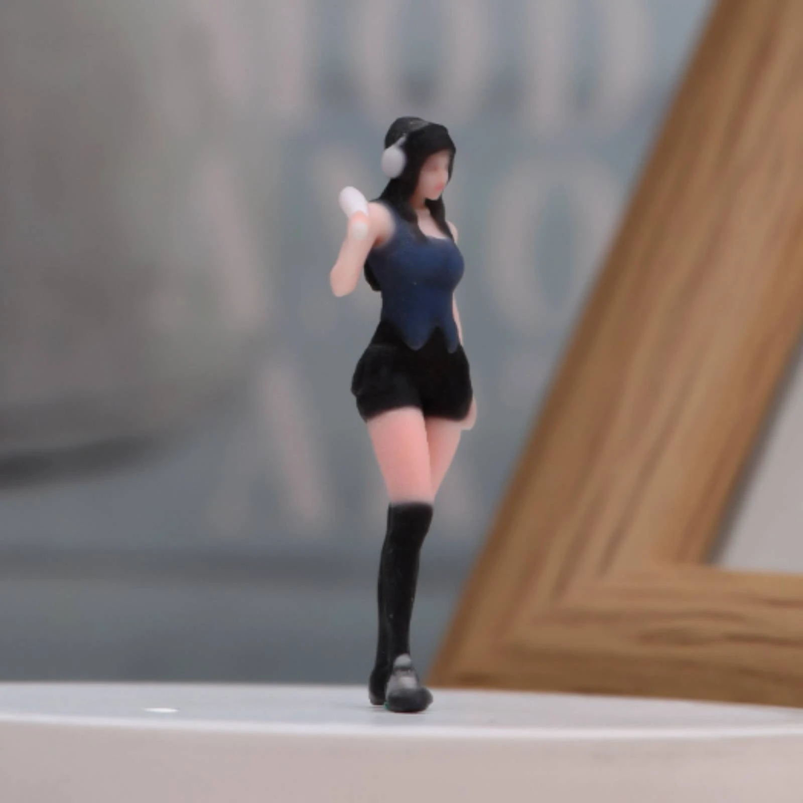 Figura coleccionable de chica estilo urbano realista y detallada - imagen 2