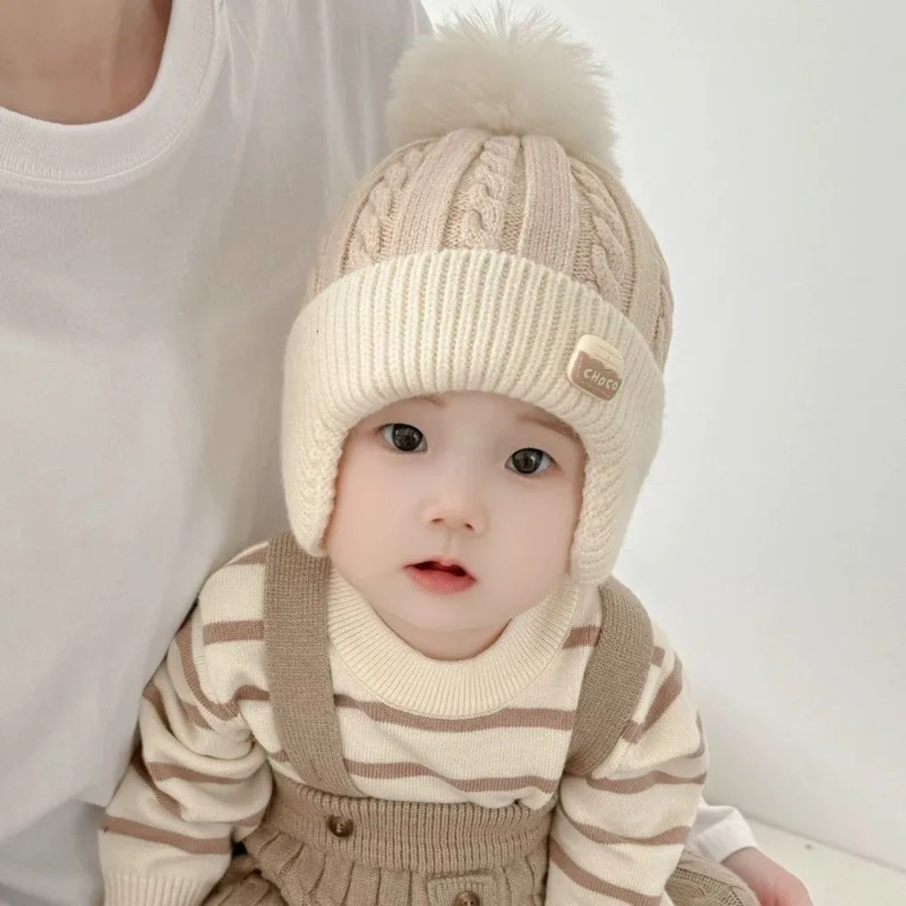 Gorro de punto cálido con pompón y protección para oídos - imagen 5