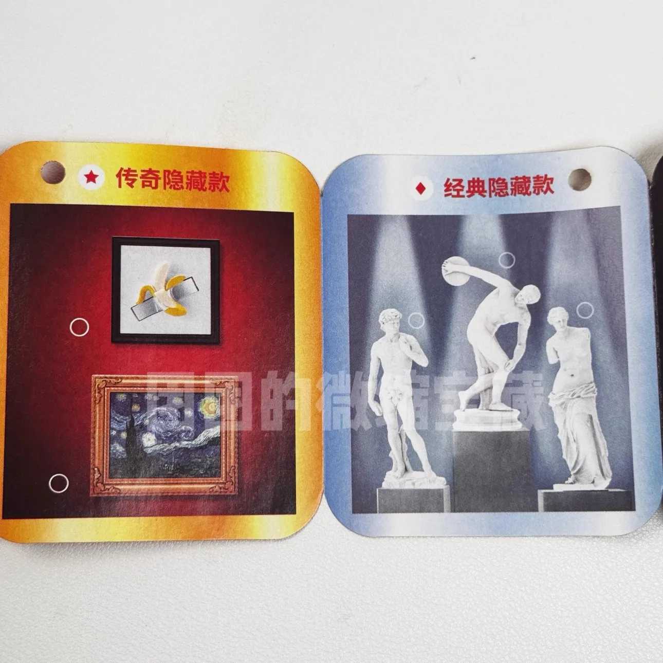 Una miniatura colocada junto a un lápiz para apreciar su tamaño