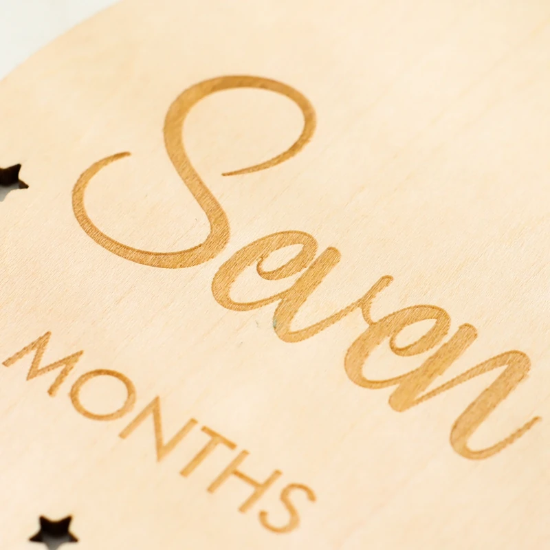 Tarjeta de madera del mes 6 con detalle de grabado