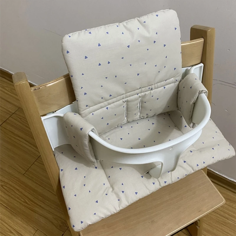 Cojín impermeable para silla alta de bebé en uso